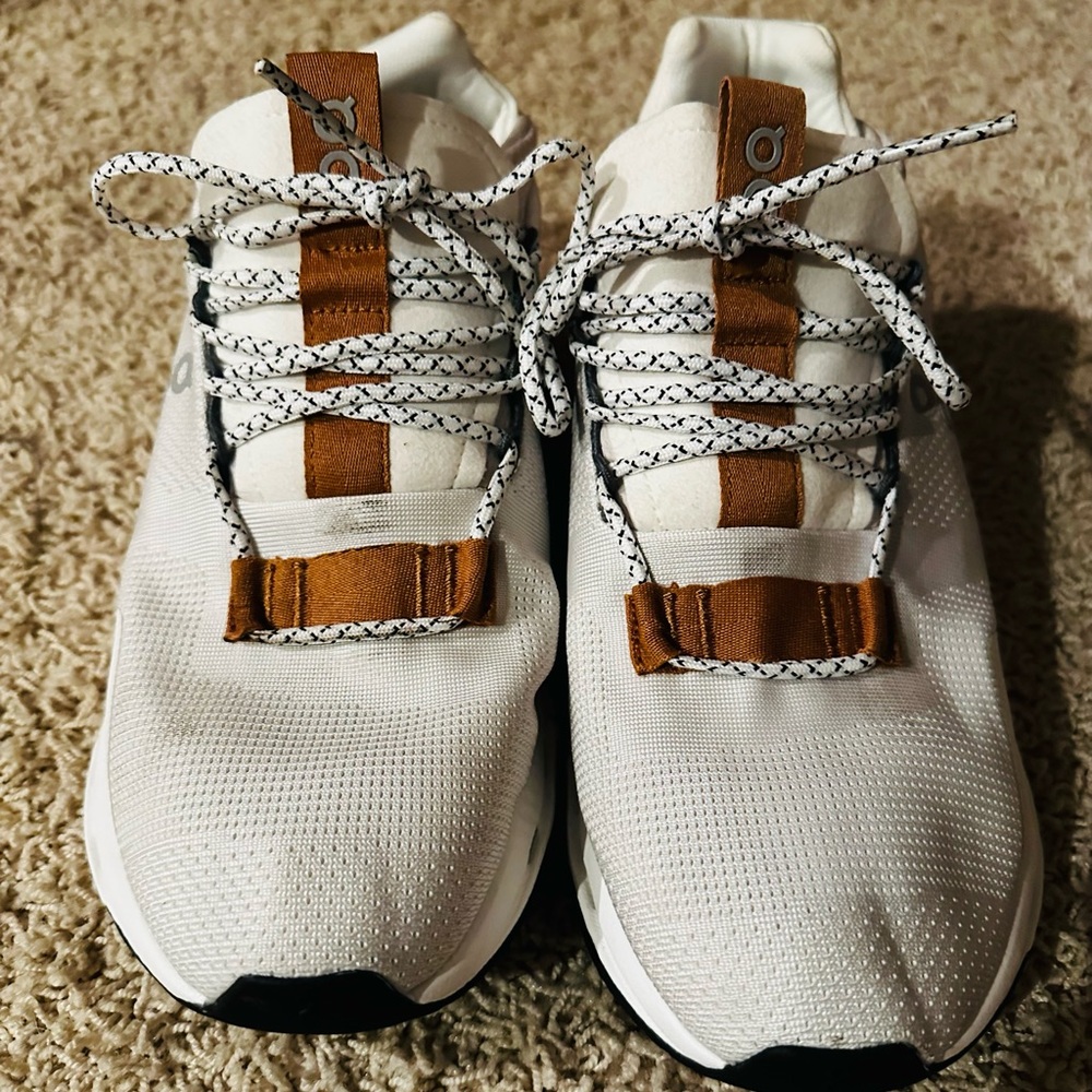 OnCloud White/Copper Nova Sneakers Men’s8.5/Wms 10